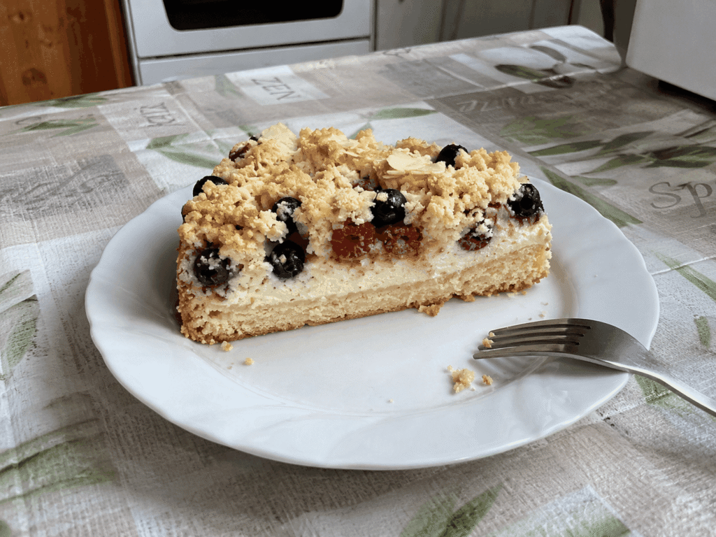 Maliny, borówki i kruszonka na miękkim serowym cieście